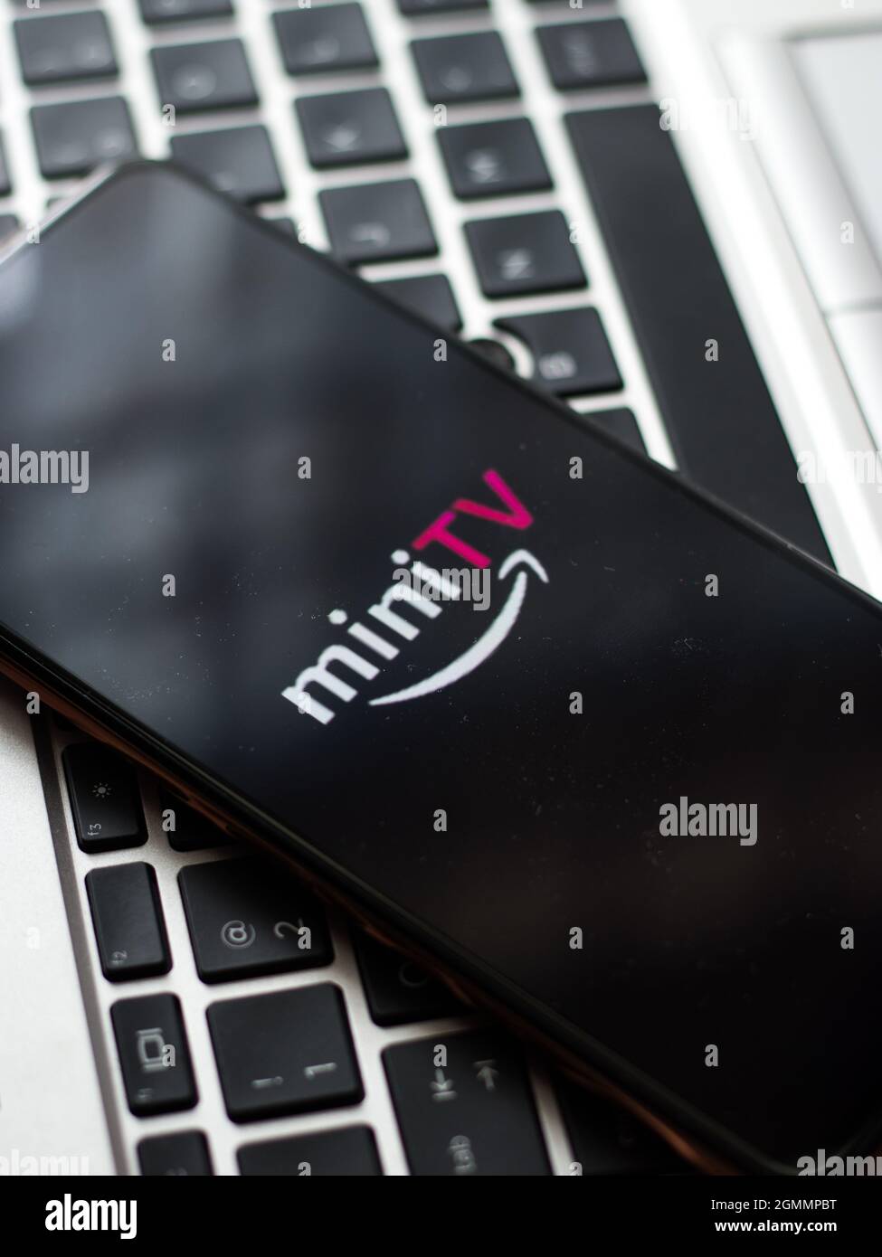 Assam, india - 18 maggio 2021 : il logo della mini TV di Amazon sull'immagine di riserva dello schermo del telefono. Foto Stock