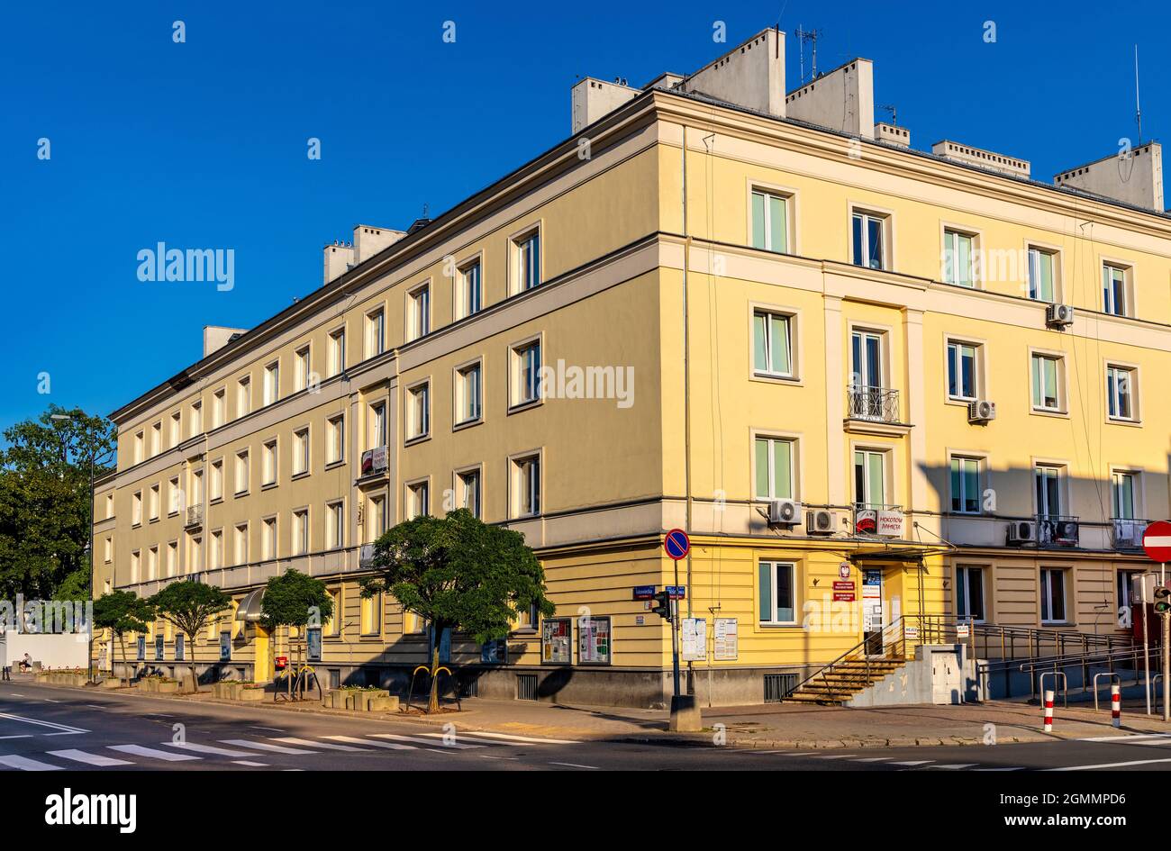 Varsavia, Polonia - 12 agosto 2021: Edificio degli uffici del distretto metropolitano di Mokotow in via Rakowiecka 25/27 nel quartiere di Mokotow Foto Stock