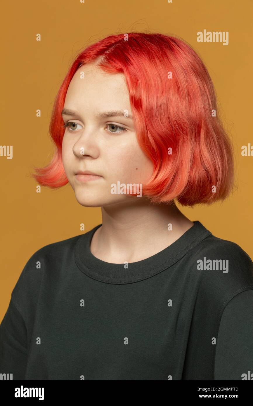 Ritratto pensieroso ragazza adolescente con capelli rossi tinti Foto Stock