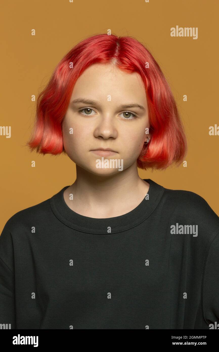 Ritratto seria ragazza adolescente con capelli rossi tinti Foto Stock