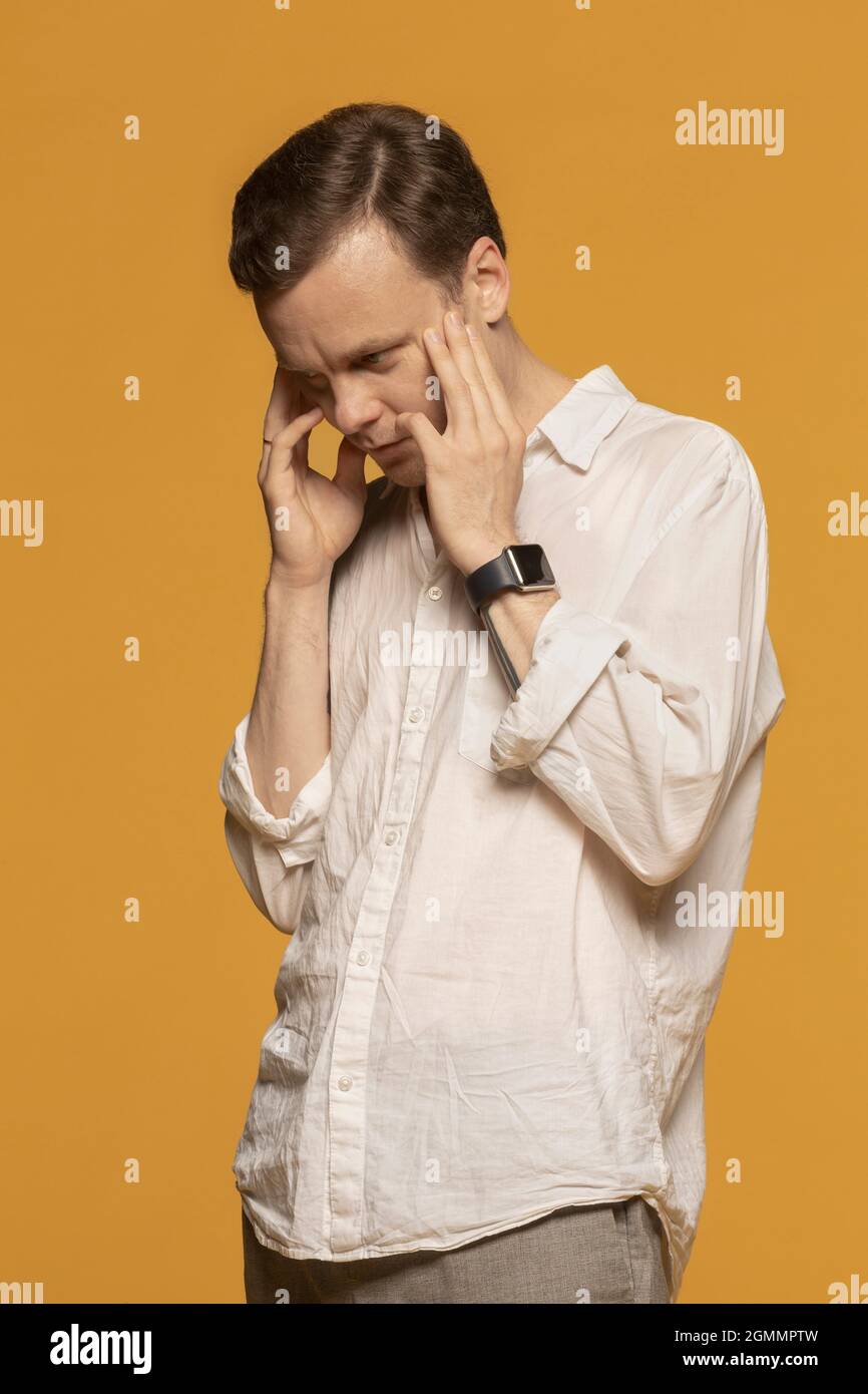 Uomo premuroso con la testa nelle mani Foto Stock