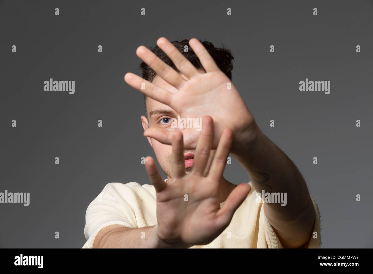 Ritratto uomo che ricopre il viso con le mani Foto Stock