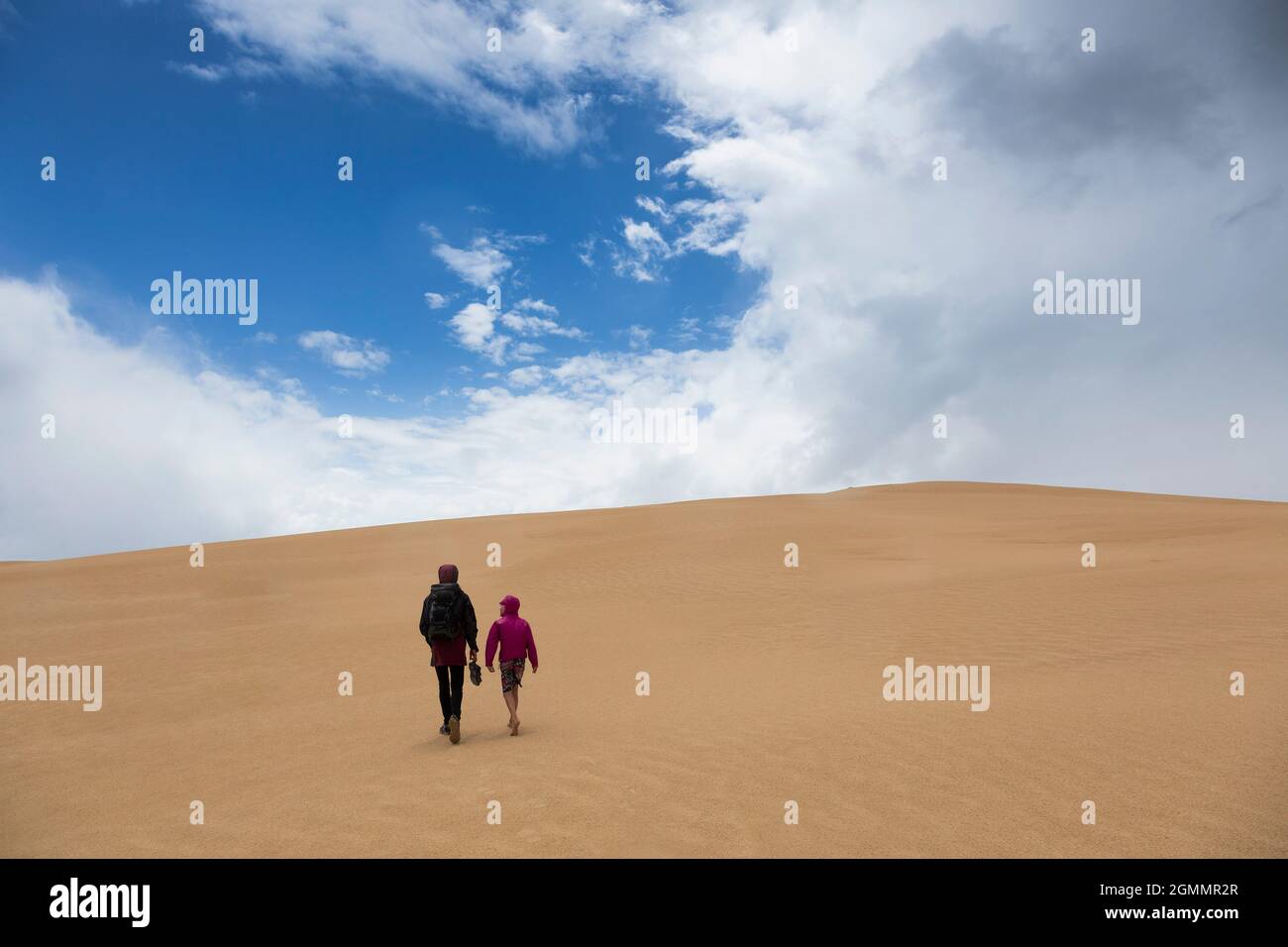 Madre e figlio camminando lungo dune di sabbia remote, Wilsons promontorio, Victoria, Australia Foto Stock