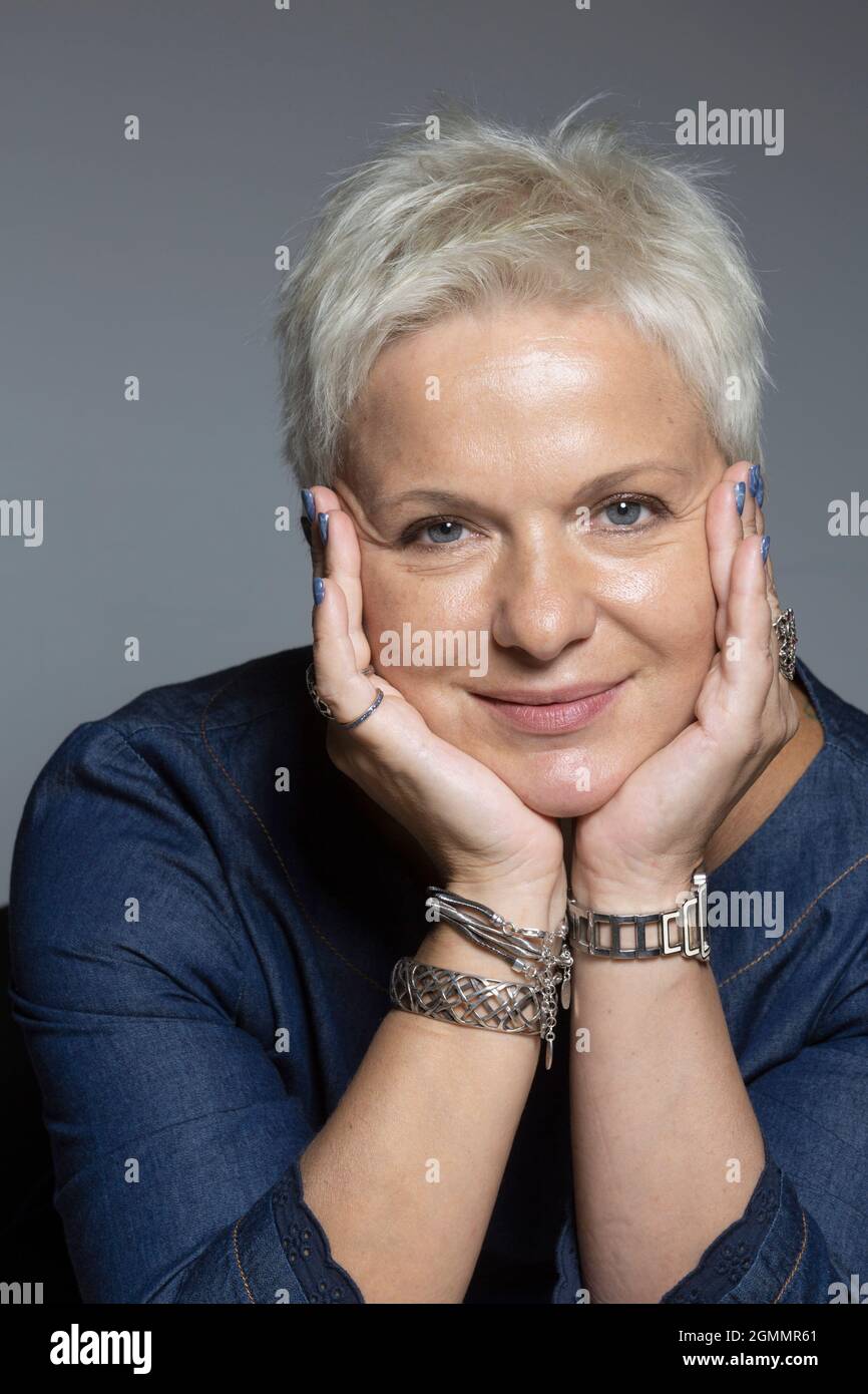Ritratto sorridente donna con capelli corti e bracciali Foto Stock