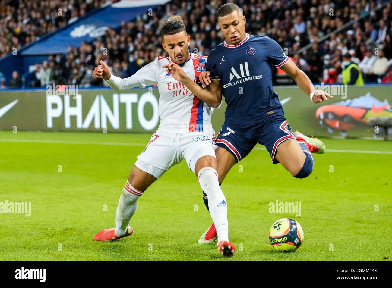 PARIJS, FRANCIA - SETTEMBRE 19: Malo gusto di Lione Olympique e Kylian Mbappe di Parigi Saint-Germain durante la partita Ligue 1 tra Parigi Saint-Germain e Lione Olympique al Parc des Princes il 19 Settembre 2021 a Parijs, Francia (Foto di Geert van Erven/Orange Pictures) credito: Orange Pics BV/Alamy Live News Foto Stock