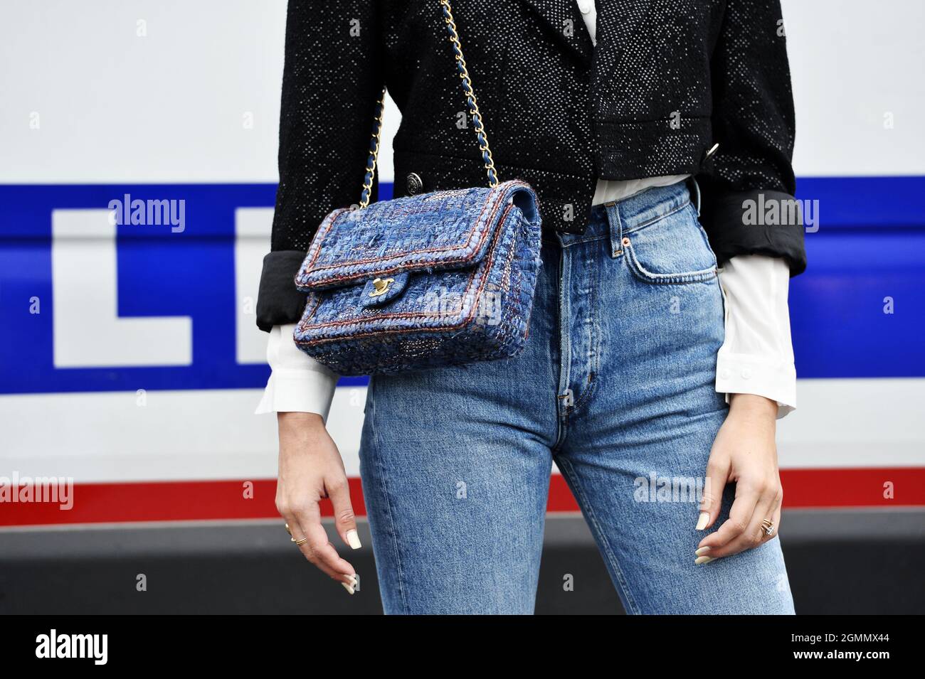 Borsa e jeans Chanel - Streetstyle alla Paris Fashion Week - Francia Foto  stock - Alamy