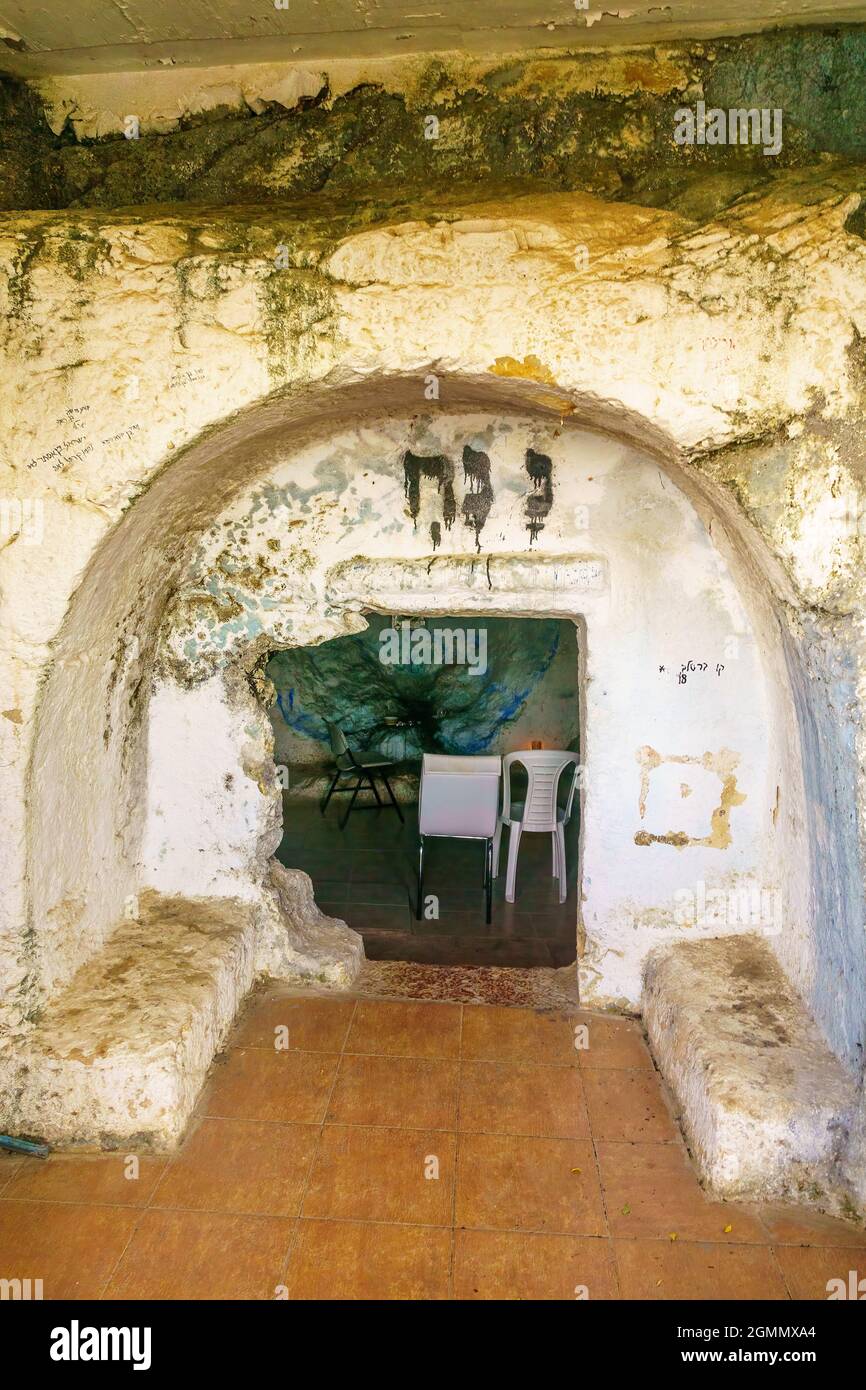 Tiberias, Israele - 12 settembre 2021: Vista della grotta sepolcrale interna di Rabbi Kahana, seconda generazione di Amoraim, vissuto 3 ° secolo. Tiberiade, Israele Foto Stock
