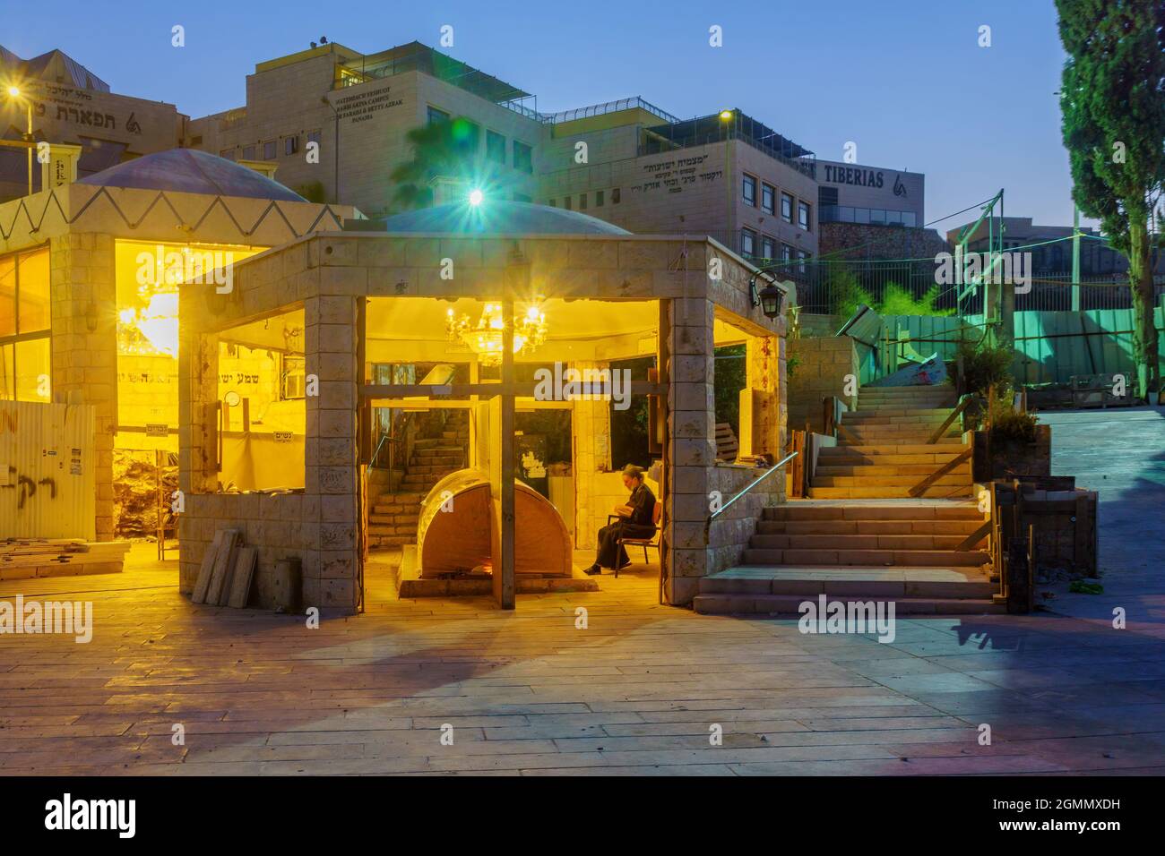 Tiberias, Israele - 12 settembre 2021: Vista della tomba di Rabbi Akiva, una tanna (vissuto i e II secoli). Con una preghiera. Tiberias, Israele Foto Stock