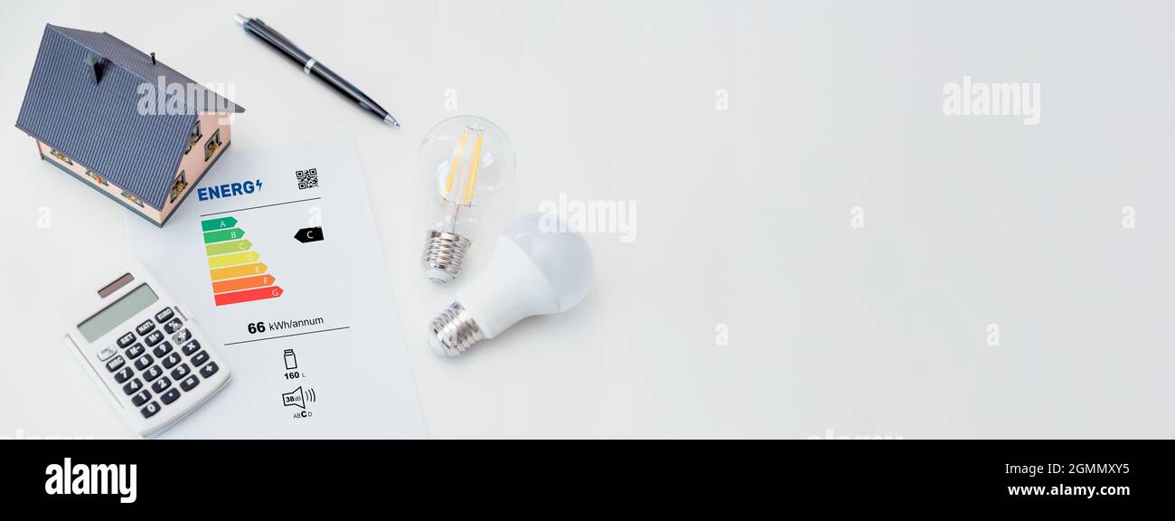 Tabella dei valori di energia con lampadine. Concetto di efficienza energetica. Nuova etichetta energetica UE, classificazione 2021 Foto Stock