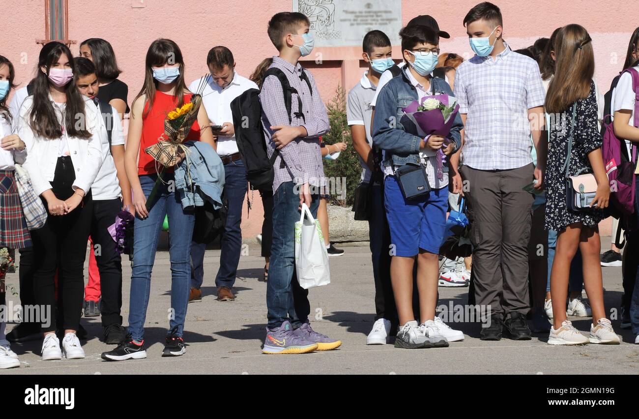 Gli studenti con maschere facciali o senza durante una cerimonia in cantiere il primo giorno di scuola il 15 settembre 2021 Foto Stock