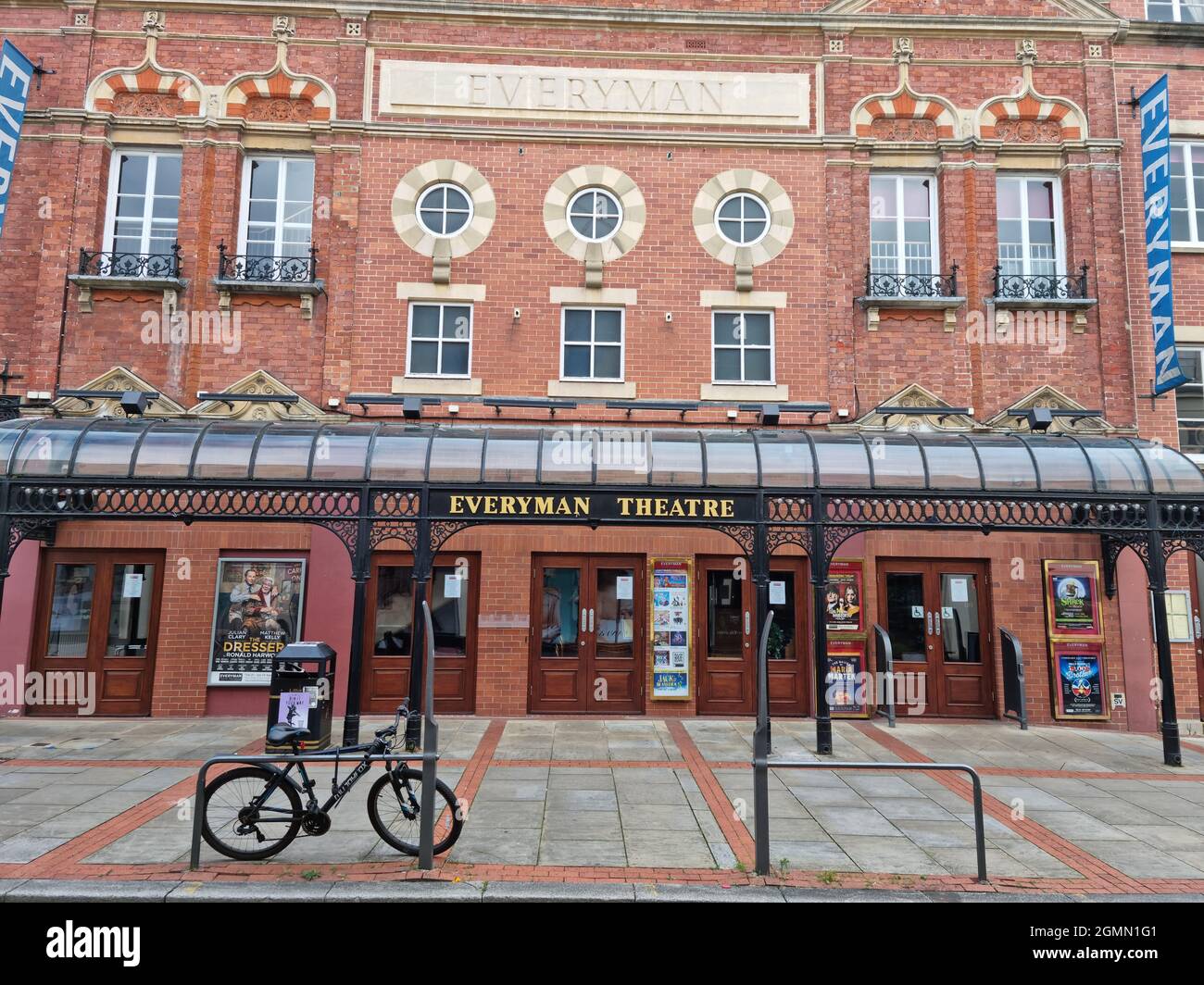 Cheltenham, settembre 2021: L'Everyman Theatre ha sede in Regent Street a Cheltenham. Progettato da Frank Matcham, è stato inaugurato il 1° ottobre 1891 Foto Stock