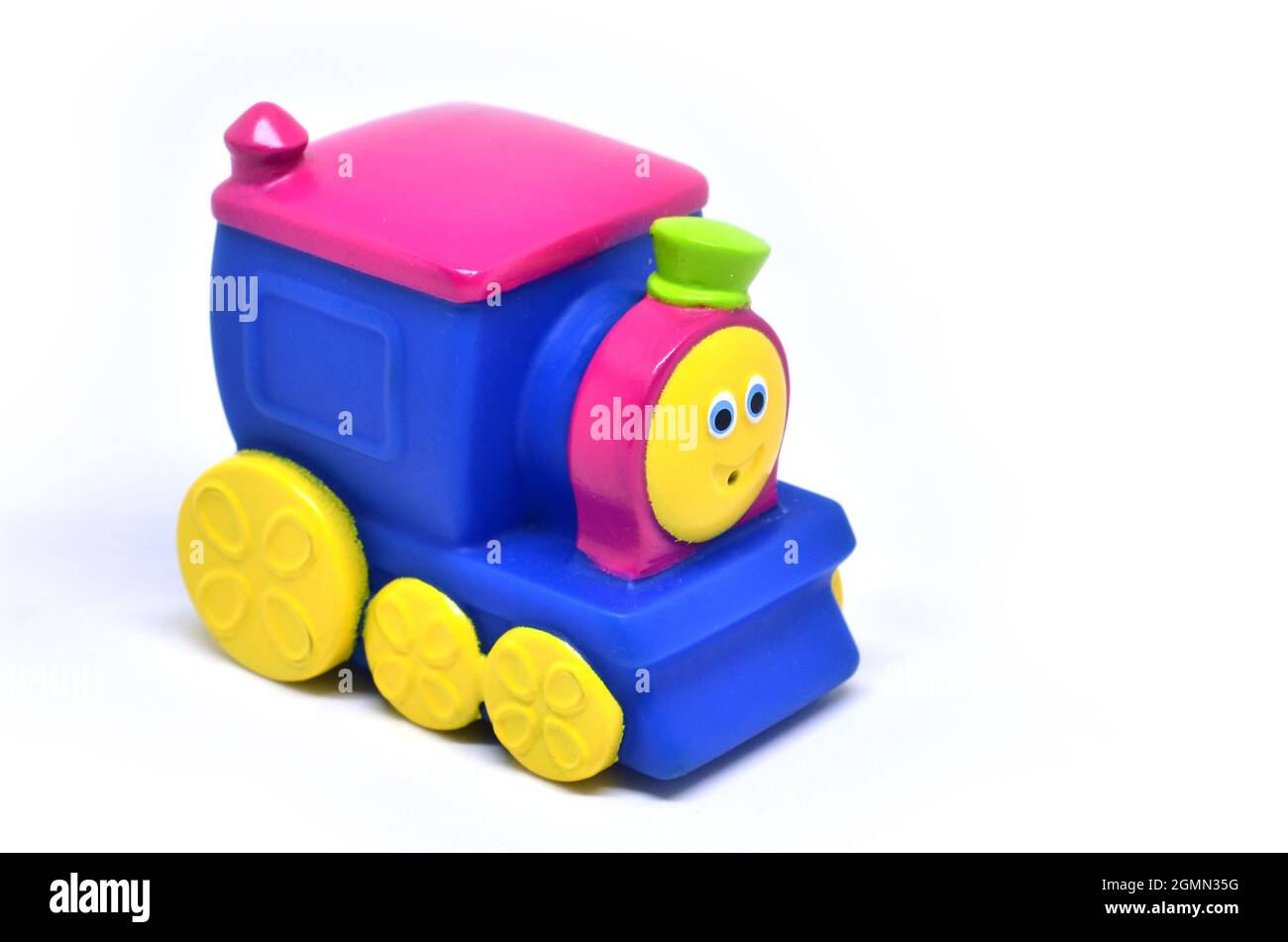 Trenino giocattolo colorato per bambini isolato su sfondo bianco Foto stock  - Alamy