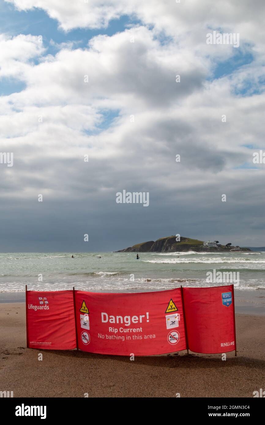 Un banner RNLI avverte i bagnanti di una corrente di lacerazione in mare a Bantham Beach, Devon. Foto Stock