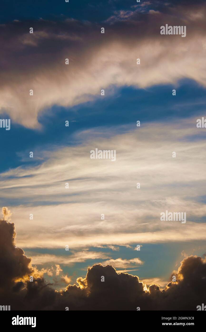 Tramonto cielo e nuvole con bei colori come sfondo Foto Stock