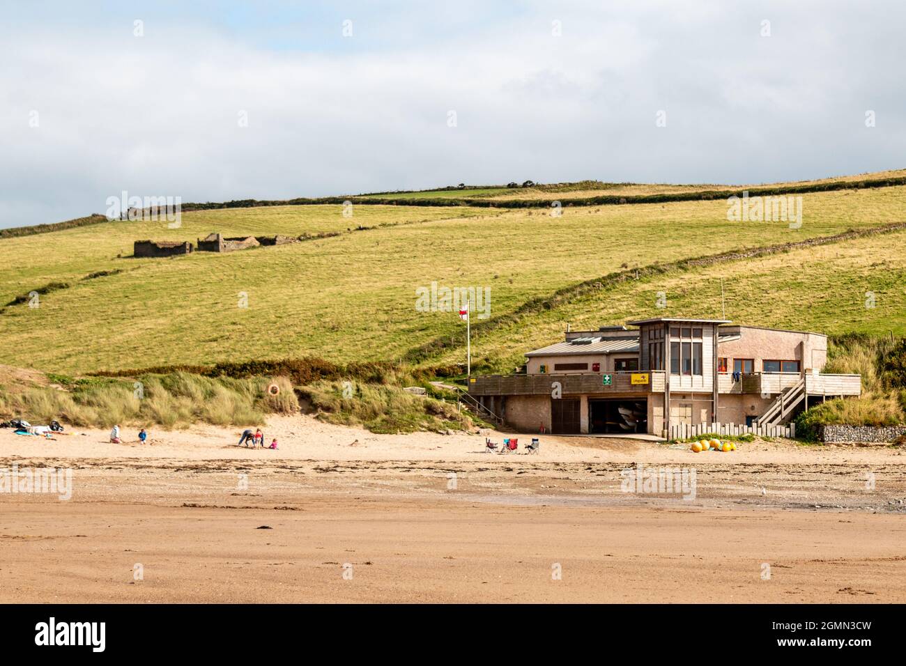 Una vista dell'esterno dell'edificio della stazione dei bagnini RNLI sulla spiaggia di Bantham, Devon. Foto Stock