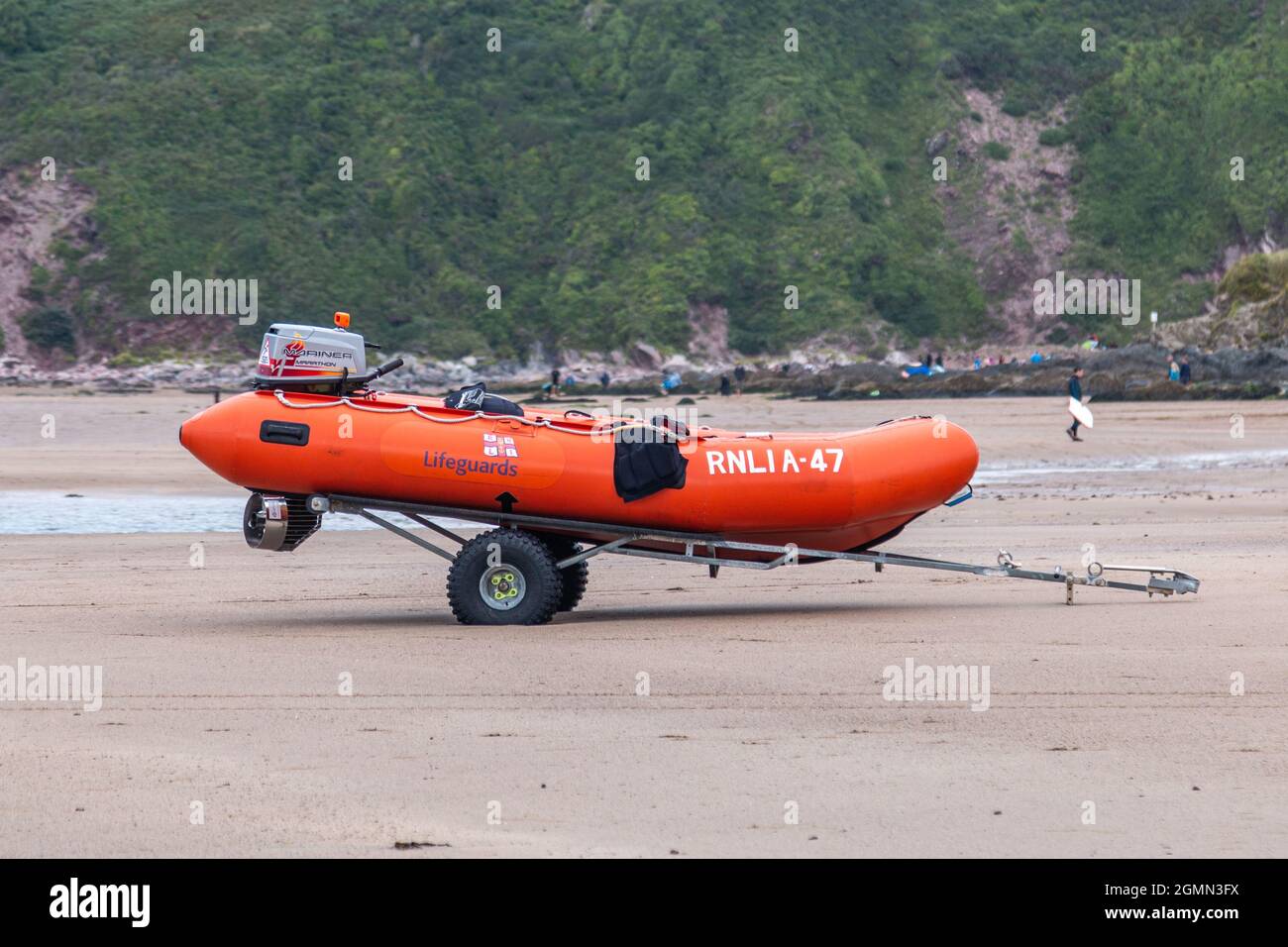 Una barca di soccorso costiera RNLI aspetta sulla spiaggia di Bantham, Devon. Foto Stock