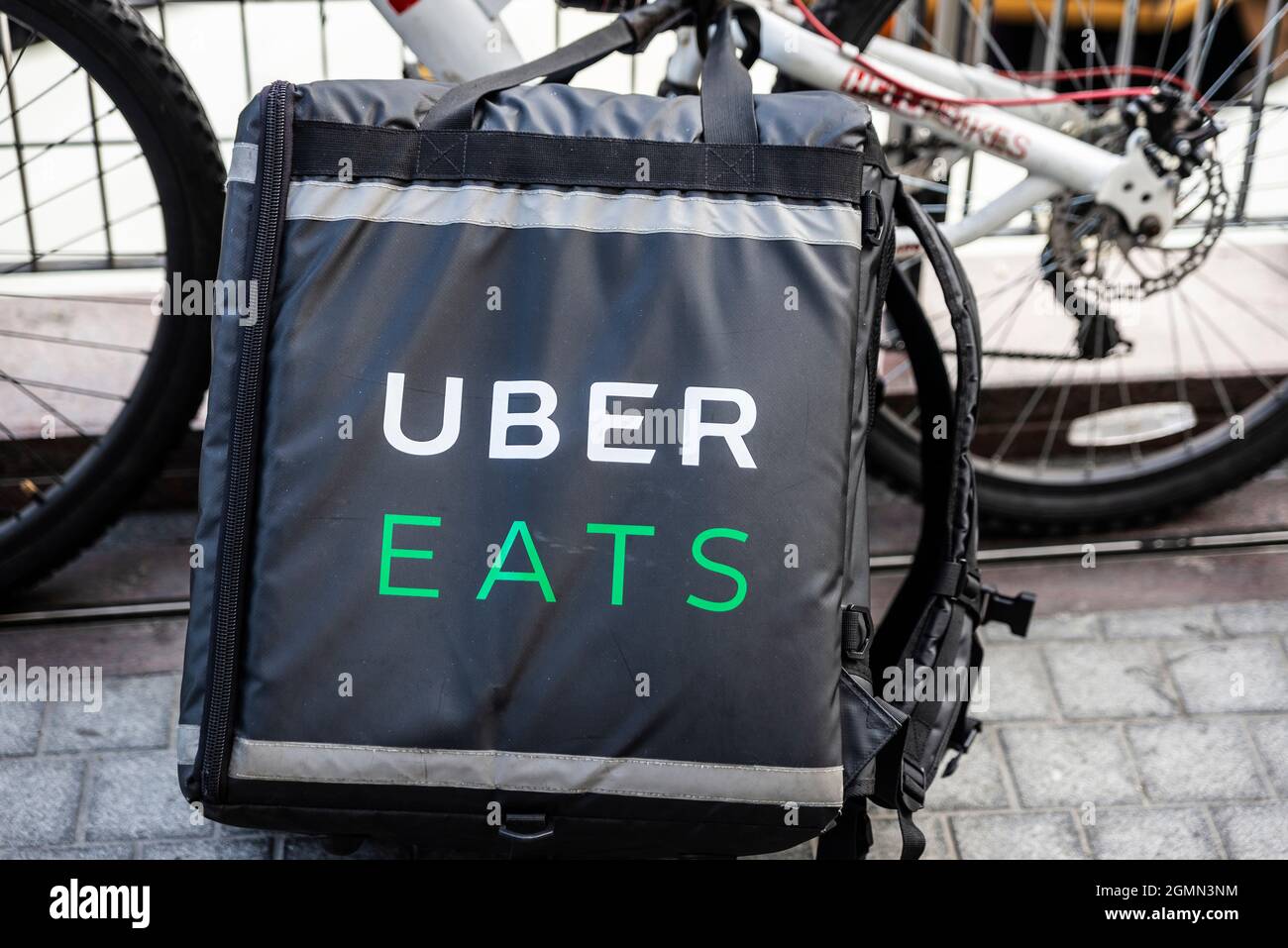 Varsavia, Polonia - 1 settembre 2018: Uber mangia lo zaino accanto ad una moto da pilota a Varsavia, Polonia Foto Stock