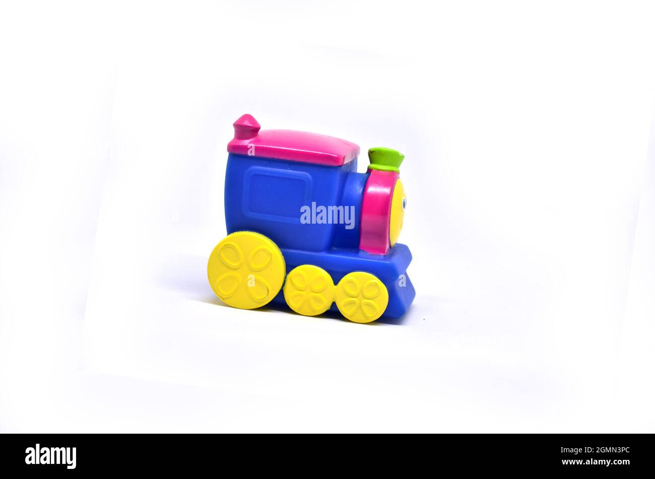 Trenino giocattolo colorato per bambini isolato su sfondo bianco Foto stock  - Alamy