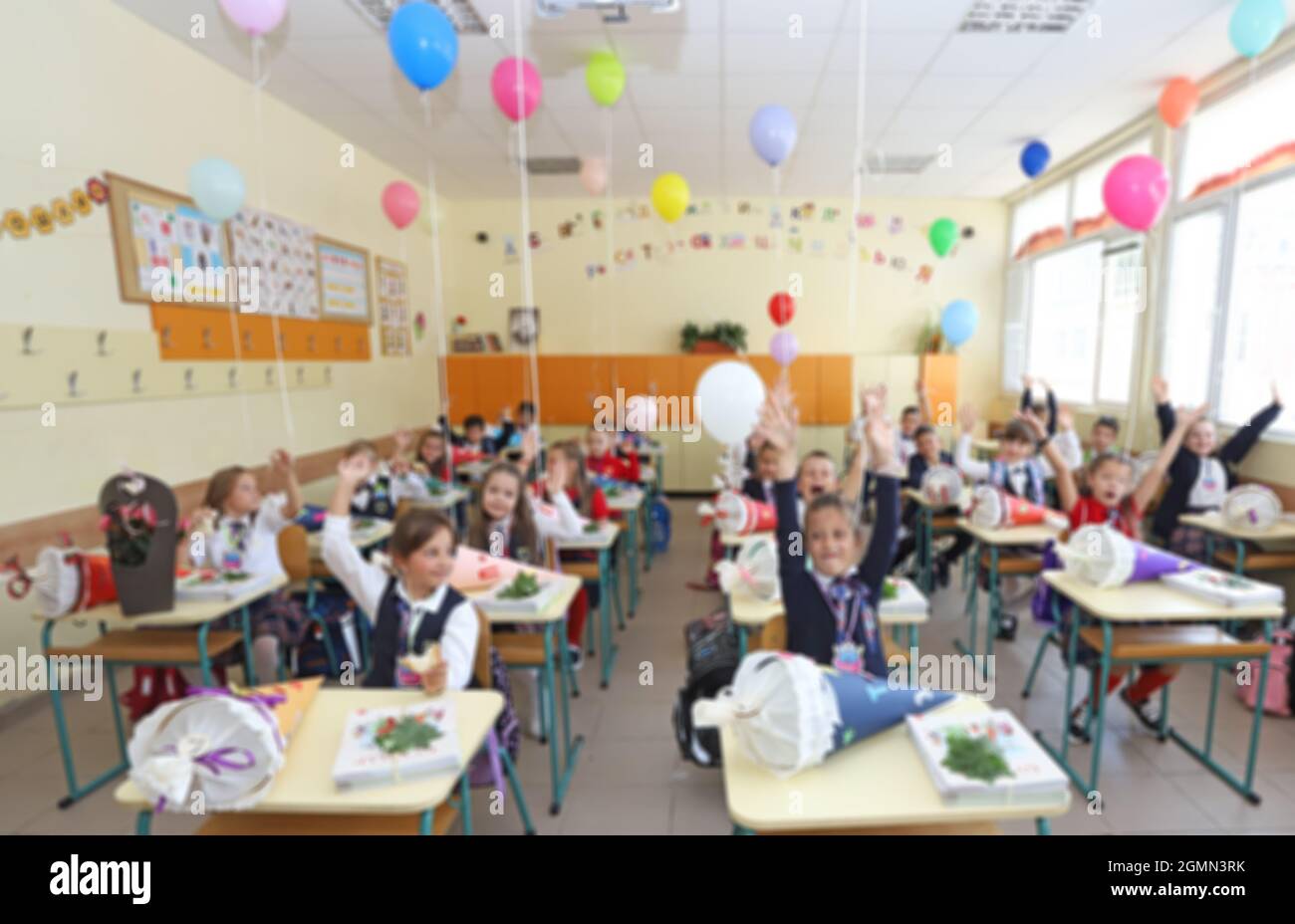 Bambini in classe nella scuola elementare, sfocato Foto Stock