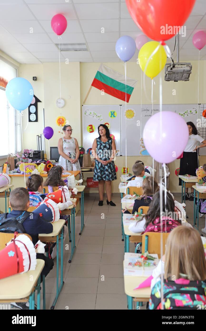 I bambini in classe nella scuola elementare per il primo giorno di scuola il 15 settembre 2021 Foto Stock