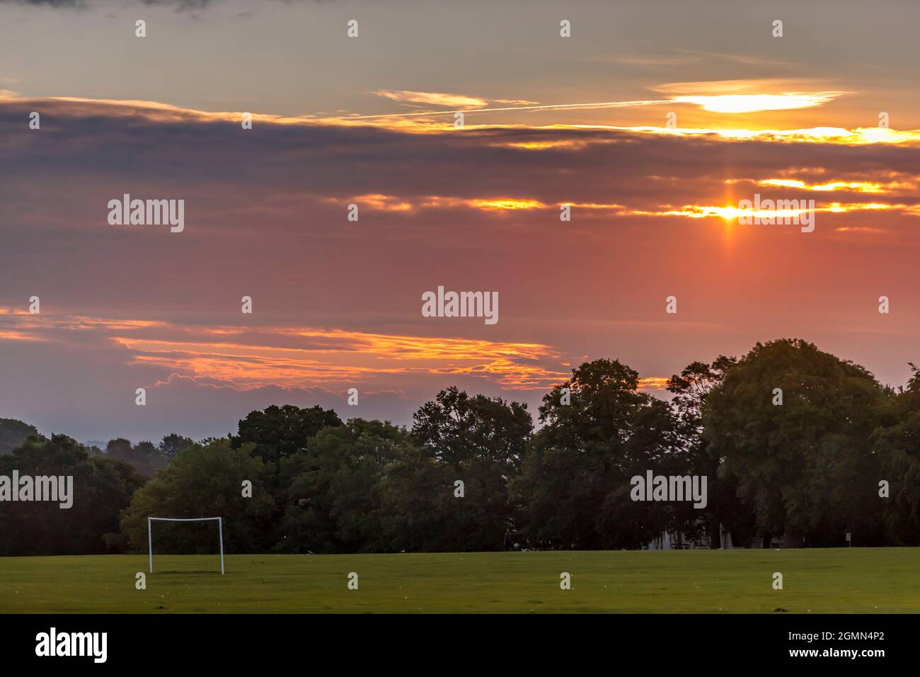 Northampton, Regno Unito Meteo, 20 Settembre 2021. Una mattinata fresca e luminosa per iniziare la giornata con vista su Abington Park. Inghilterra, UK Credit: Keith J Smith./Alamy Live News Foto Stock