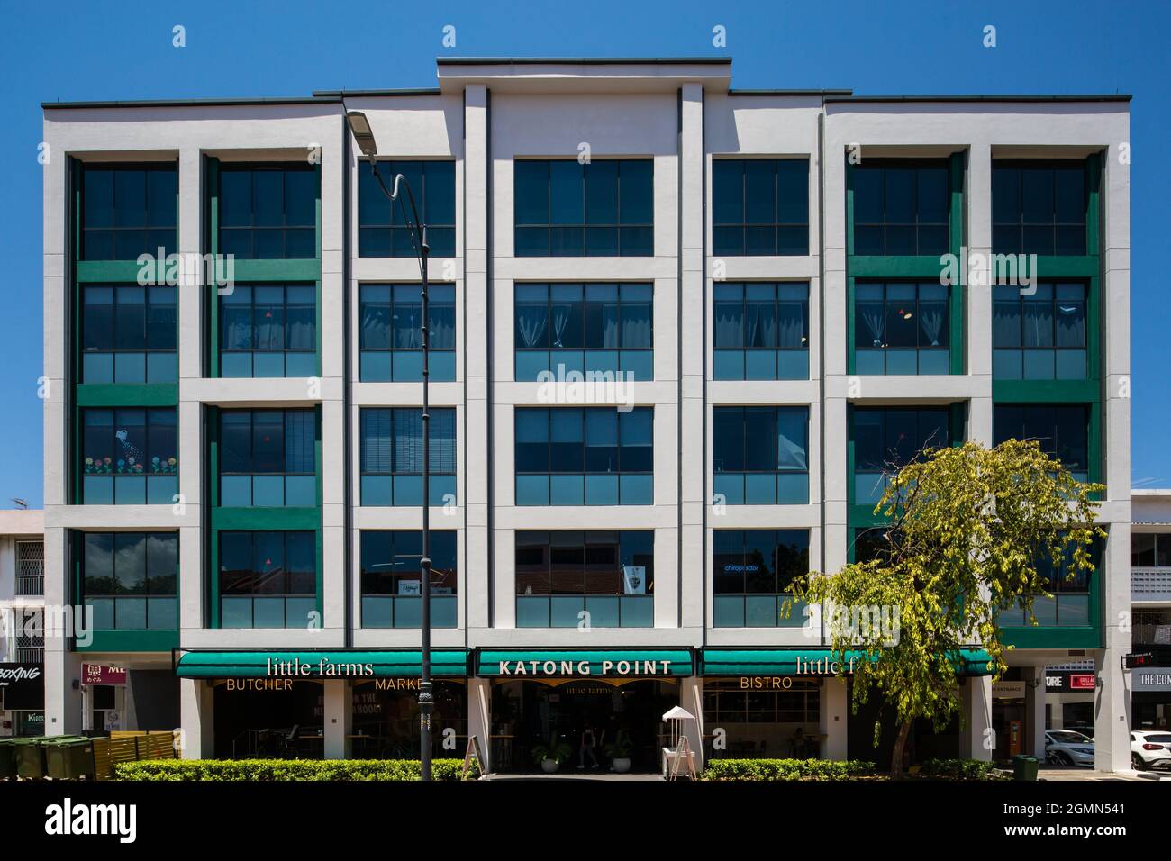 Vista frontale dell'architettura di Katong Point, edificio a quattro piani, edificio commerciale a tenuta libera, lungo Joo Chiat Road. Distretto 15. Singapore. Foto Stock