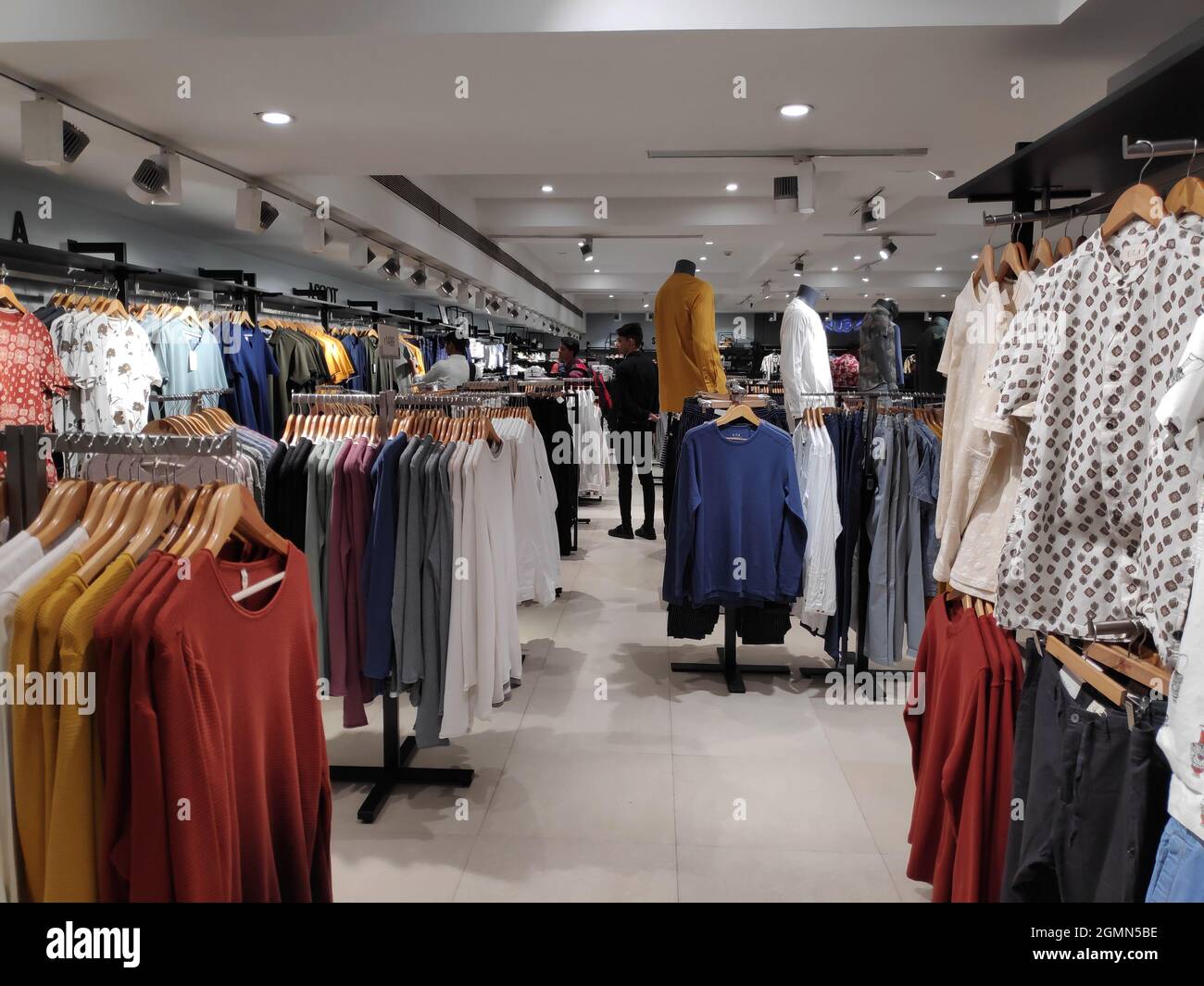 New Delhi, India, 1 marzo 2020:- vestiti esposti in negozio di abbigliamento Foto Stock