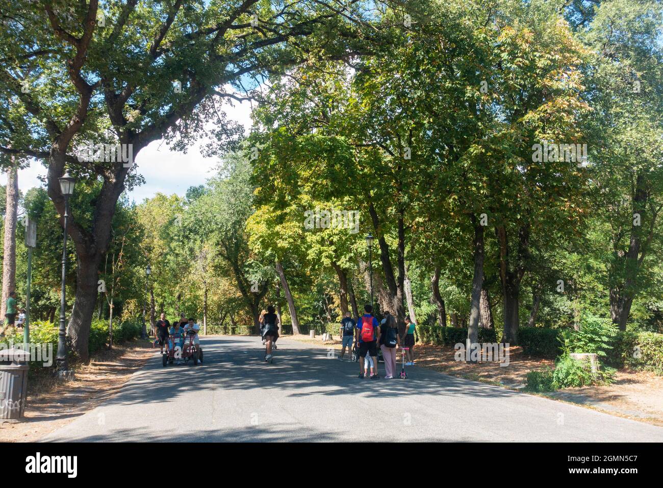 Roma, Italia - Settembre 2021: La gente gode di una domenica di sole al Parco del Pincio Foto Stock