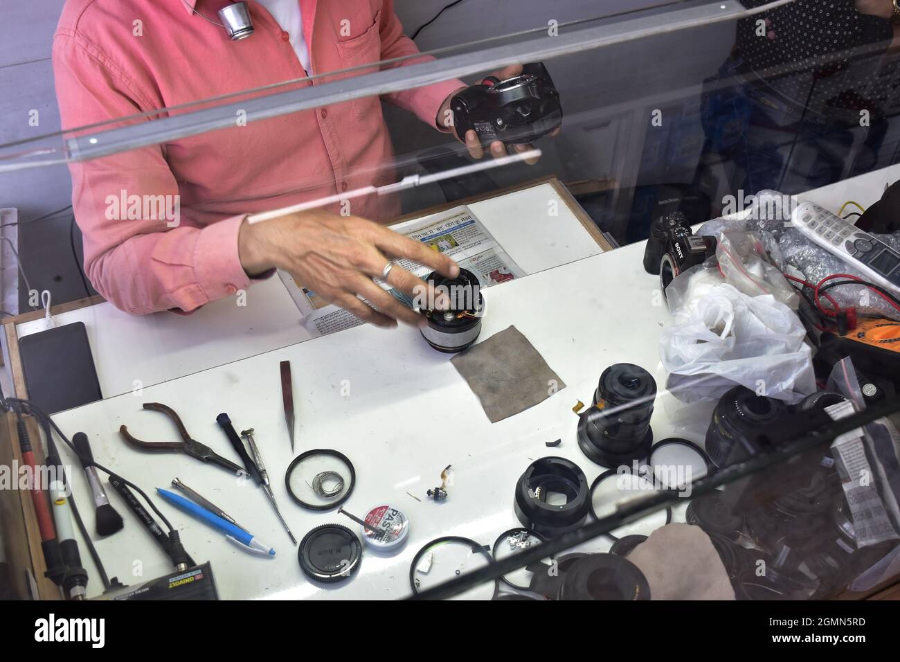 Manutenzione delle lenti della telecamera in officina Foto Stock