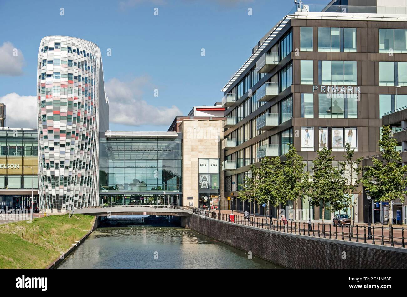 Utrecht, Paesi Bassi, Spetember 16, 2021: Il rinnovato centro commerciale Hoog Catharijne attraversando il canale ricreato Stadsbuitengracht Foto Stock
