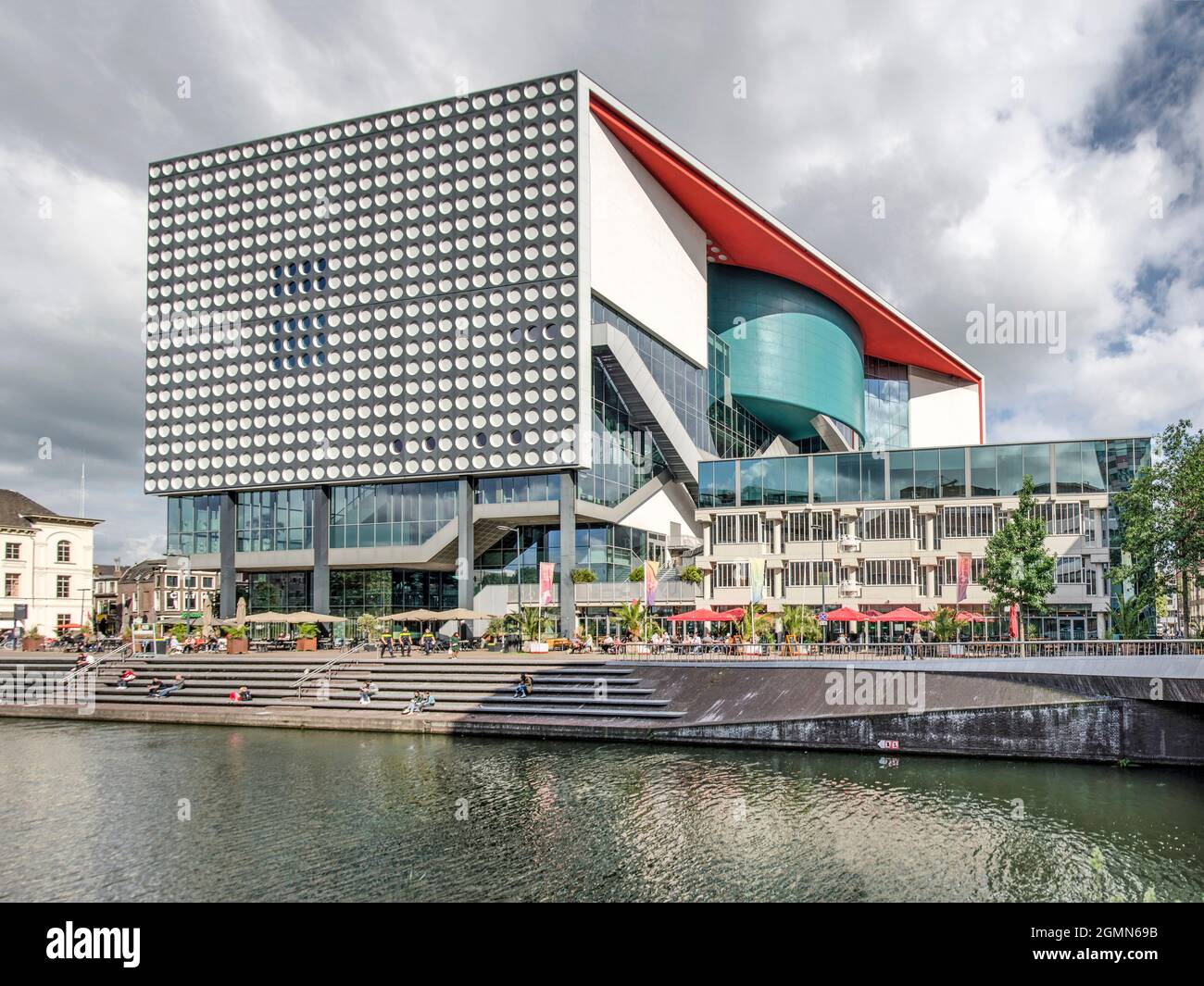 Utrecht, Paesi Bassi, 16 settembre 2021: La sala concerti Tivoli-Vredenburg e il canale Stadsbuitengracht, recentemente ricostruito Foto Stock