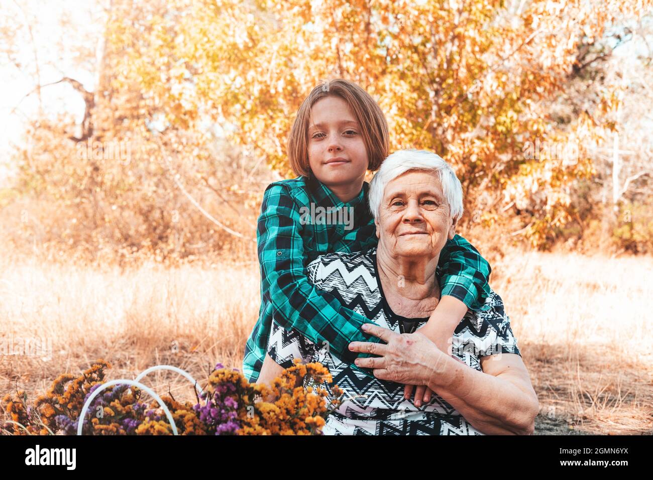 Nonna e nipote in un picnic autunnale Foto Stock
