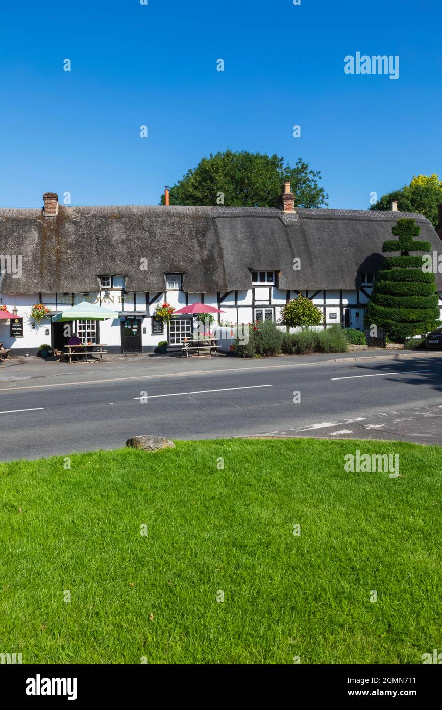 Inghilterra, Hampshire, Test Valley, Stockbridge, King's Somborne, Il Crown Inn Traditional Thatched Country Pub e Empty Road Foto Stock