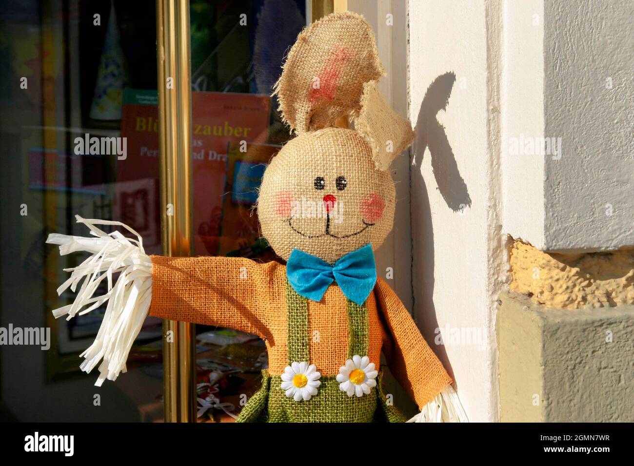 Coniglietto di Pasqua di fronte a un negozio, Austria Foto Stock