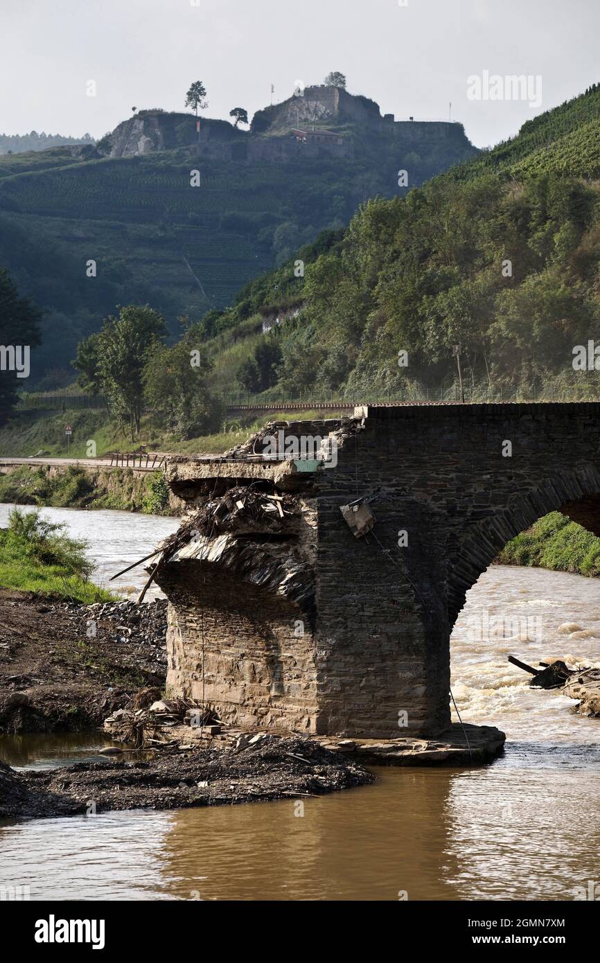 Disastro alluvione 2021 Ahrtal, valle Ahr, distrutto storico ponte Nepomuk sul fiume Ahr, Germania, Renania-Palatinato, Eifel, Weinort Rech Foto Stock