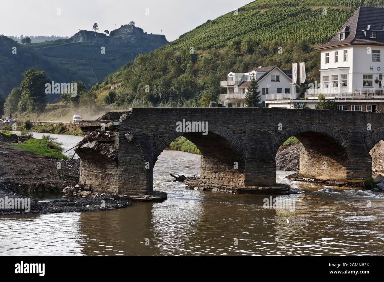 Disastro alluvione 2021 Ahrtal, valle Ahr, distrutto storico ponte Nepomuk sul fiume Ahr, Germania, Renania-Palatinato, Eifel, Weinort Rech Foto Stock