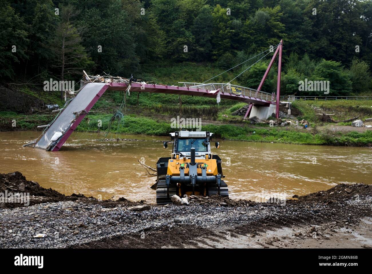 Disastro alluvione 2021 Ahrtal, valle Ahr, ponte distrutto sul fiume Aher, Germania, Renania-Palatinato, Mayschoss Foto Stock