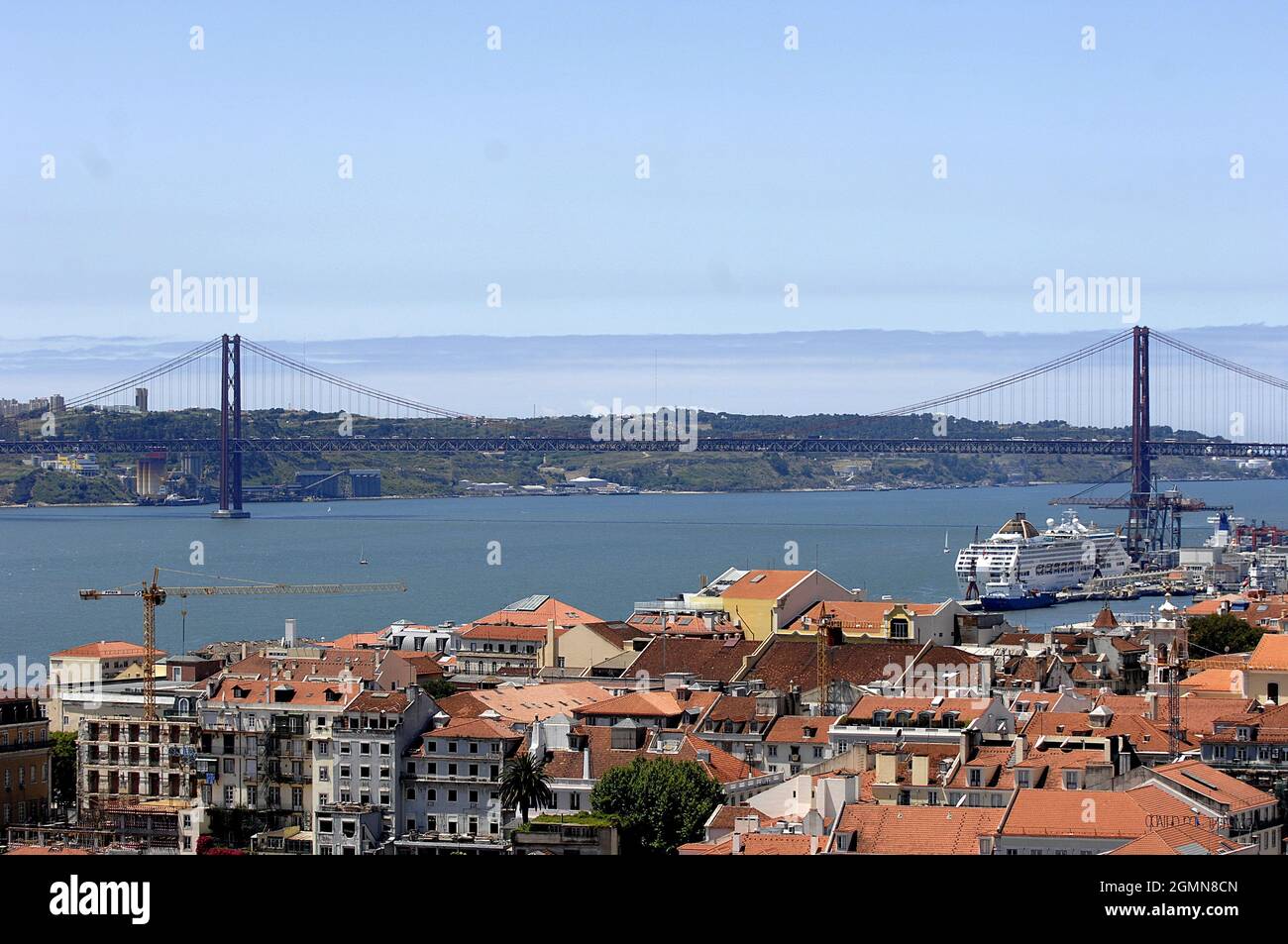 Vista sulla città con il fiume Tejo e ponte, Portogallo, Lisbona Foto Stock