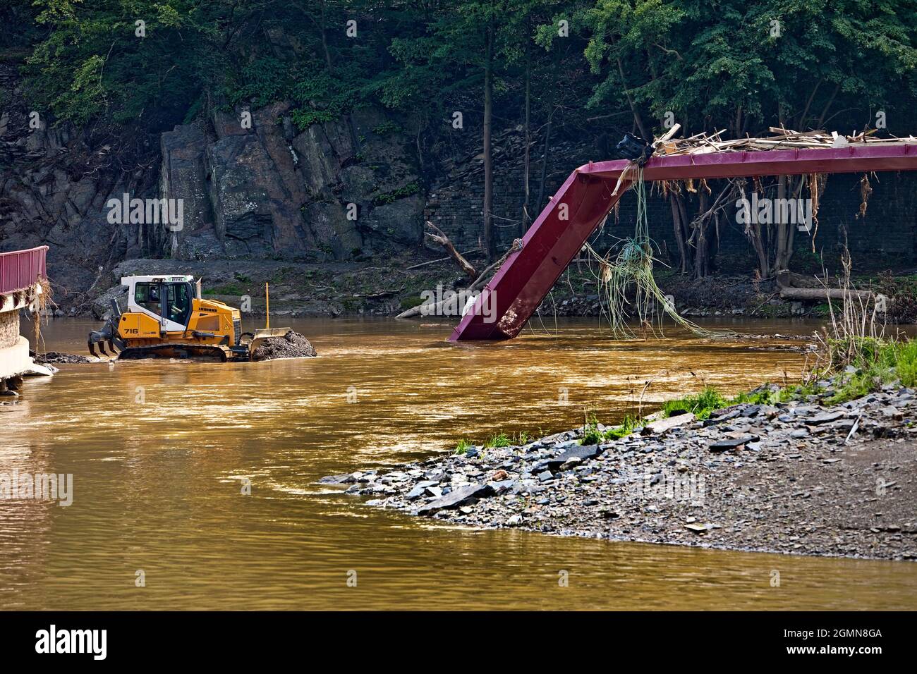 Ponte distrutto sul fiume Ahr, distruzioni nella valle Ahr dopo il disastro alluvione al 2021-07-14/15, Germania, Renania-Palatinato, Eifel, Mayschoss Foto Stock