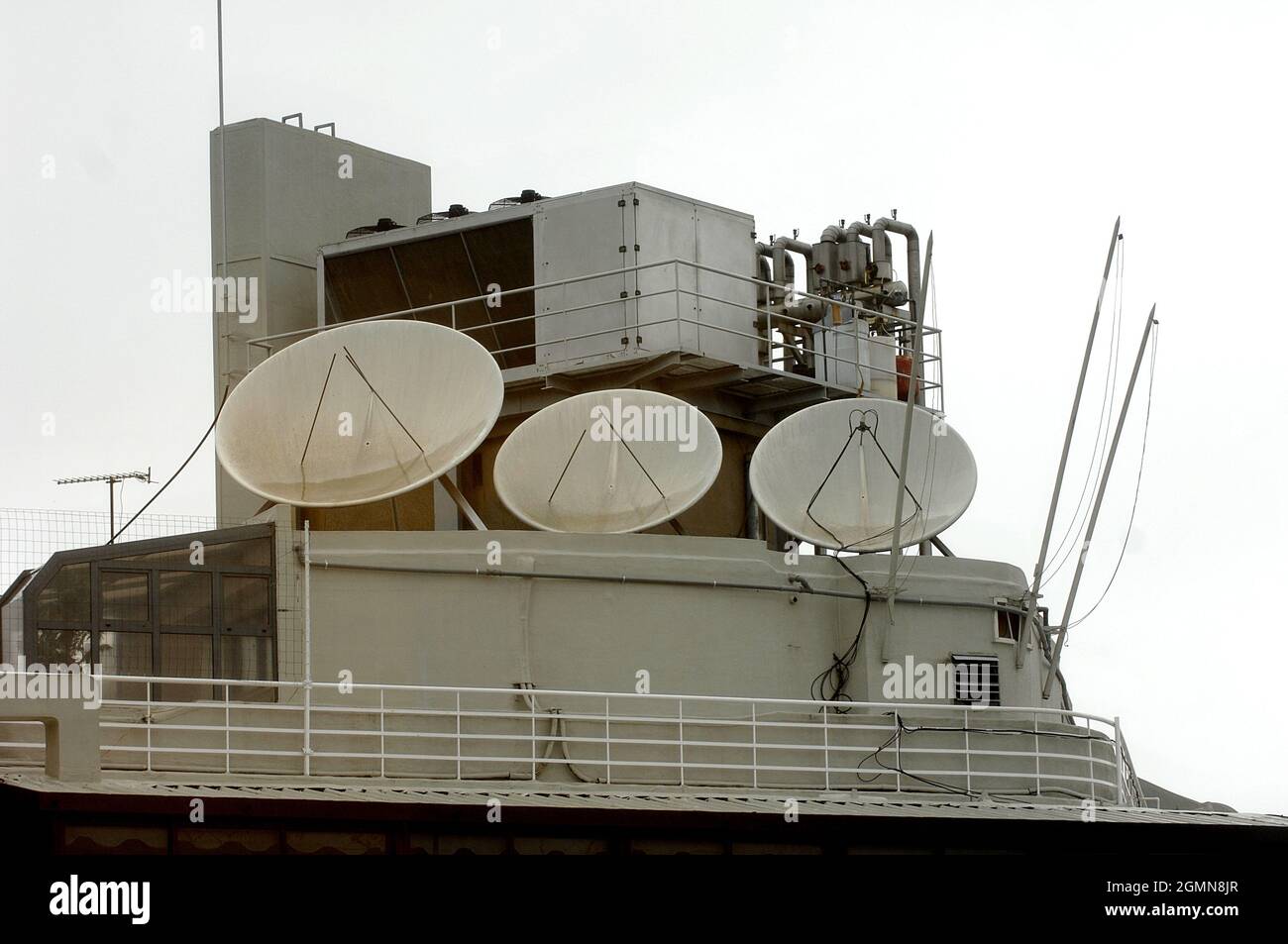 Antenne satellitari e tecnologia di alloggiamento su un tetto, Portogallo, Lisbona Foto Stock