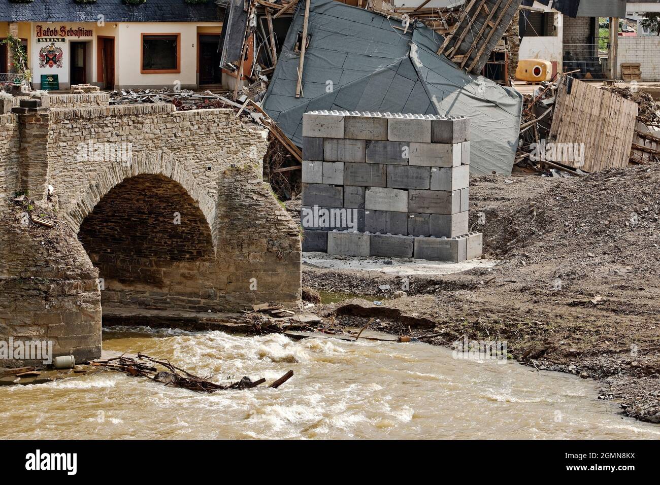 Disastro alluvione 2021 Ahrtal, valle Ahr, distrutto storico ponte Nepomuk sul fiume Ahr, Germania, Renania-Palatinato, Eifel, Weinort Rech Foto Stock