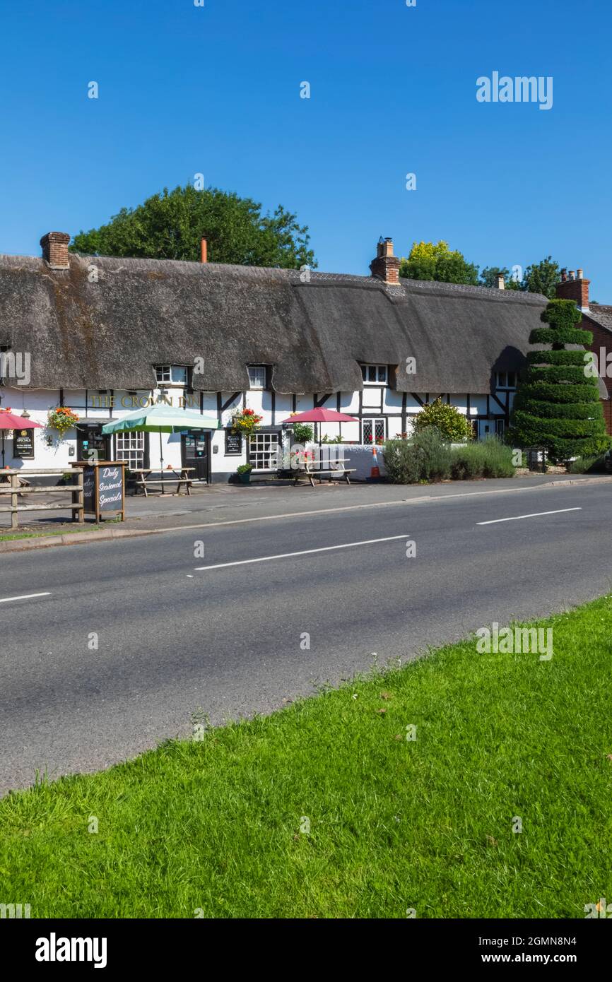 Inghilterra, Hampshire, Test Valley, Stockbridge, King's Somborne, Il Crown Inn Traditional Thatched Country Pub e Empty Road Foto Stock
