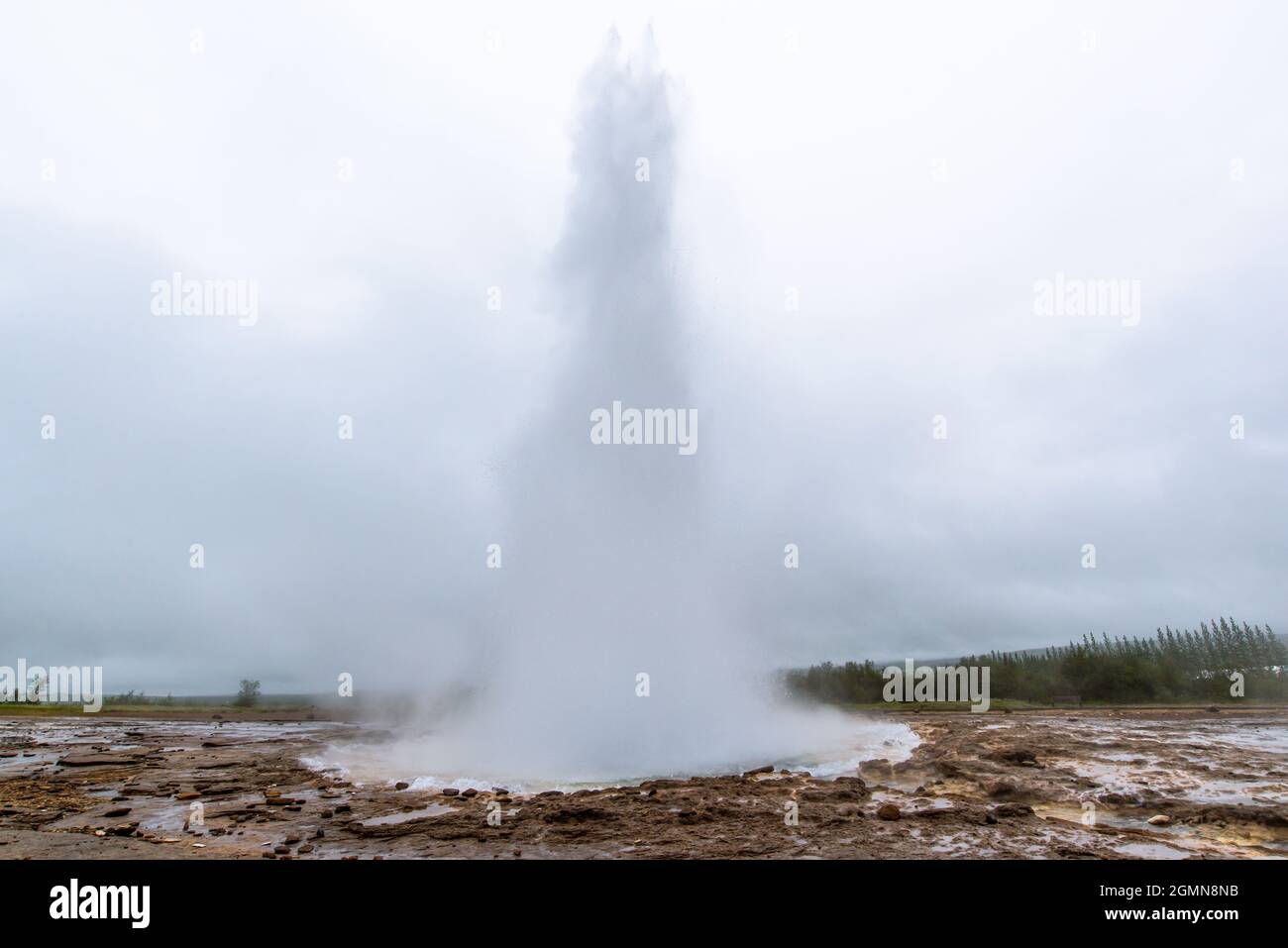 Geyser Strokkur nella zona geotermica di Geysir, Islanda Foto Stock