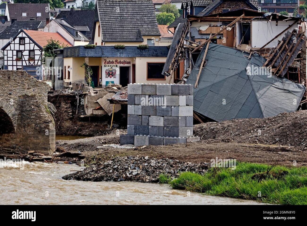 Disastro alluvione 2021 Ahrtal, valle Ahr, distrutto storico ponte Nepomuk sul fiume Ahr, Germania, Renania-Palatinato, Eifel, Weinort Rech Foto Stock