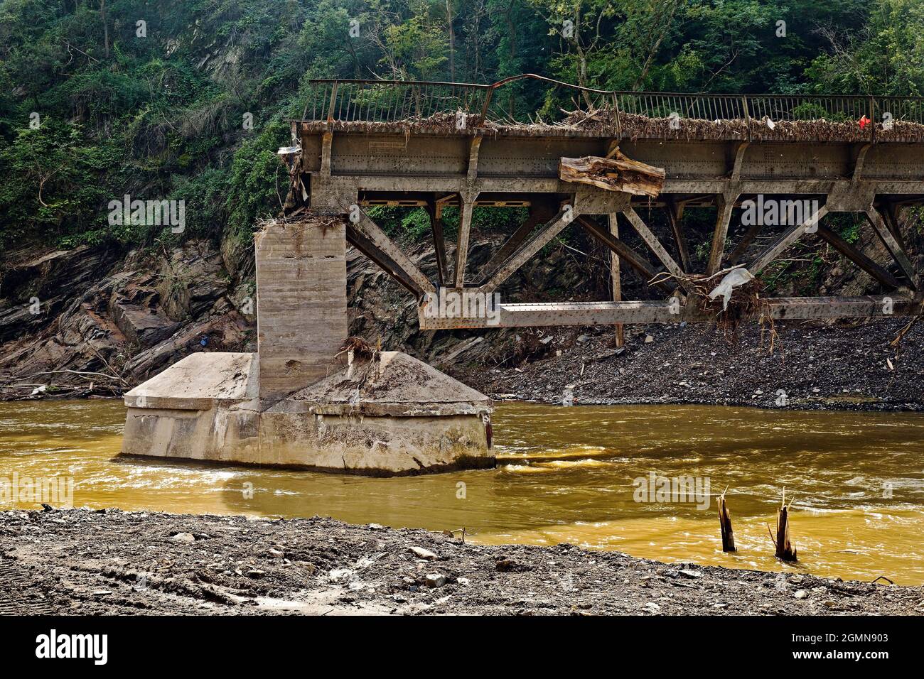 Disastro alluvione 2021 Ahrtal, valle Ahr, ponte distrutto sul fiume Ahr, Germania, Renania-Palatinato, Eifel, Mayschoss Foto Stock