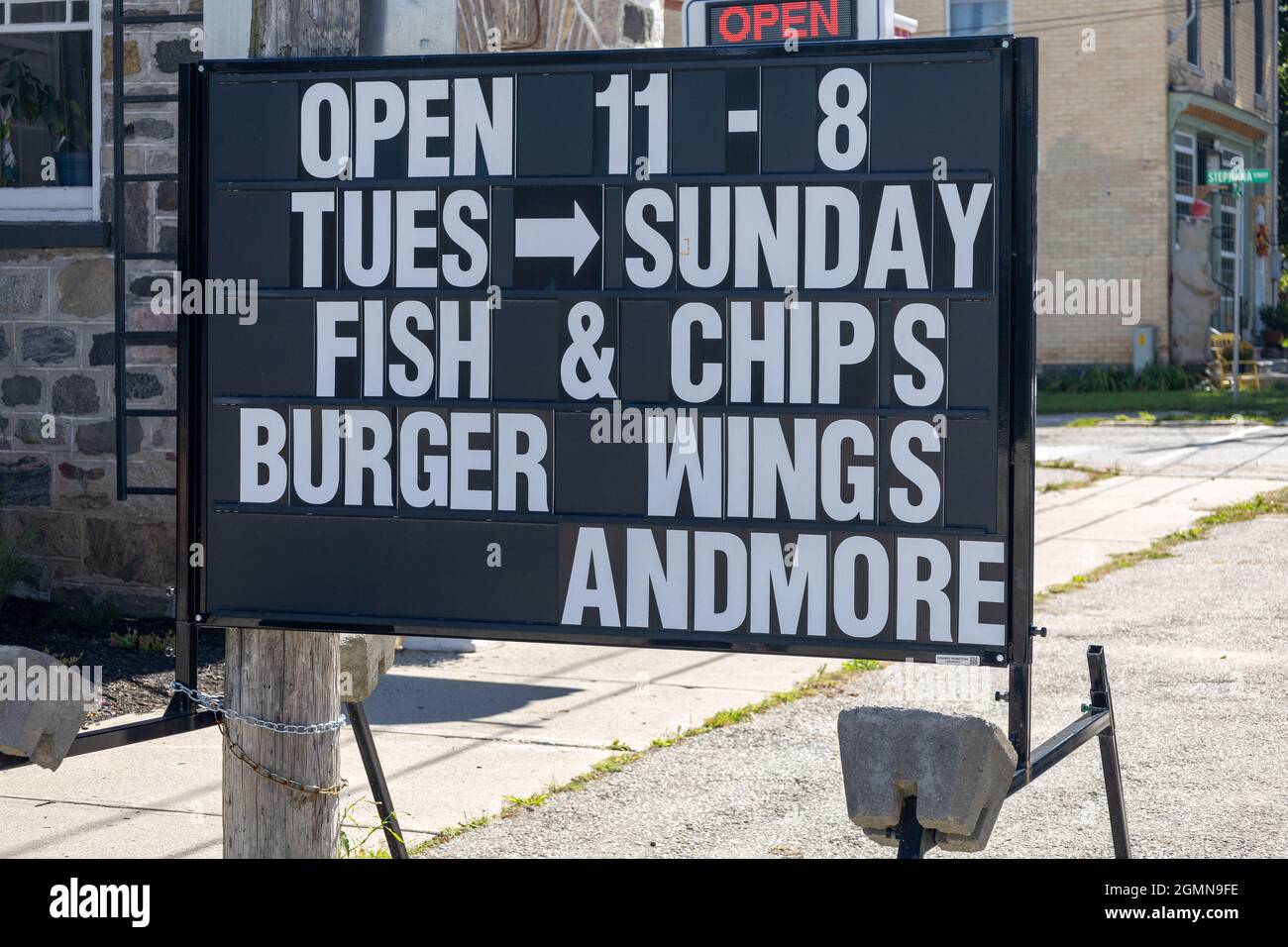 Cartello Pavement all'esterno Di Un ristorante Fish & Chips Shop in Ontario Canada Foto Stock