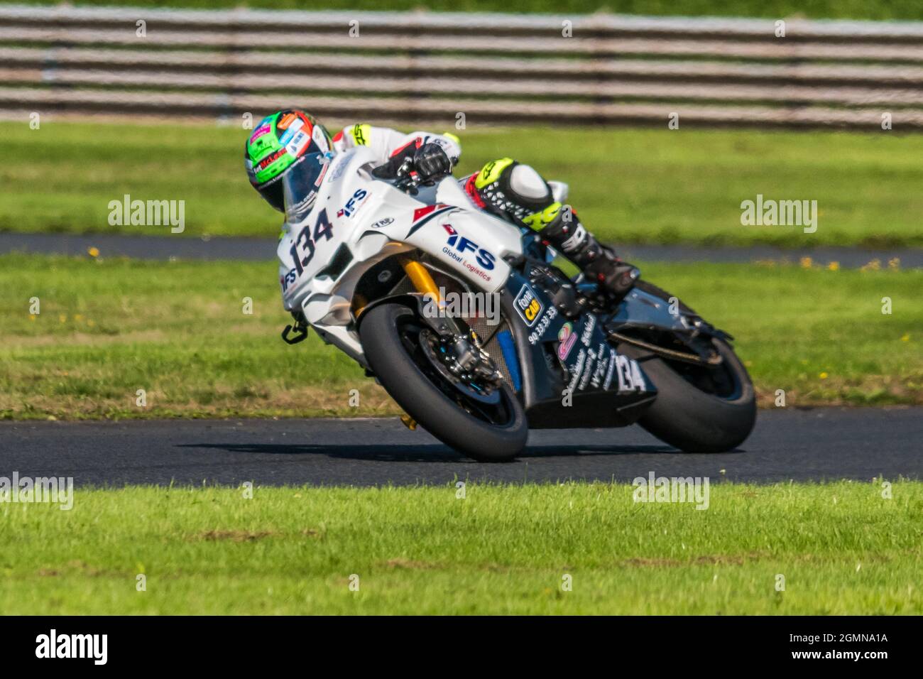 Alastair Seeley nel Trofeo Enkalon 2021 del campionato Ulster Superbike al Bishopscourt Circuit, Irlanda del Nord Foto Stock