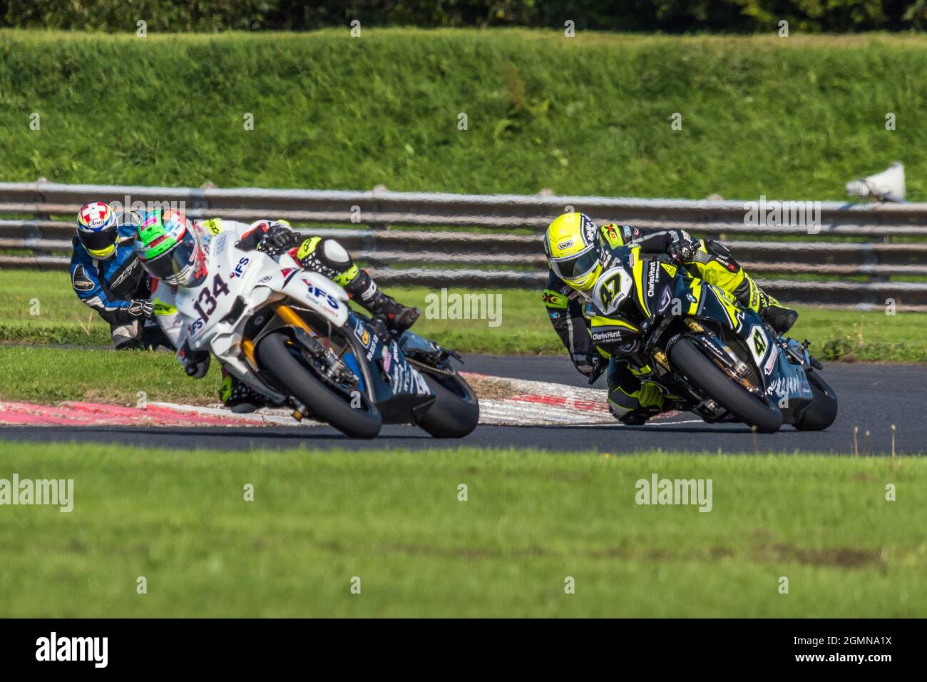 Alastair Seeley e Alastair Kirk nel Trofeo Enkalon 2021 del campionato Ulster Superbikes al Bishopscourt Circuit, Irlanda del Nord Foto Stock