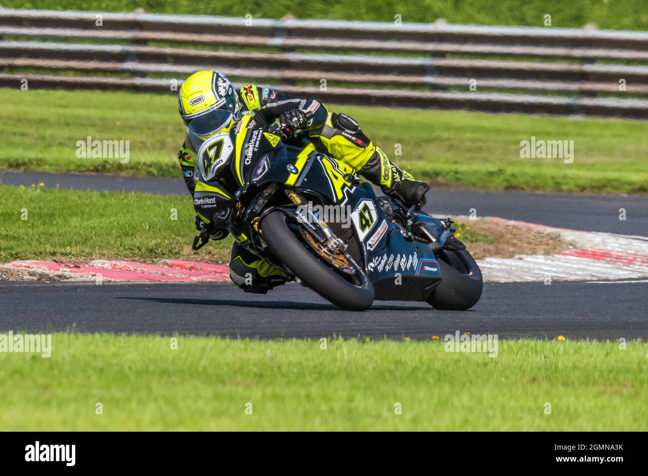 Alastair Kirk nel giro finale del Trofeo Enkalon 2021 del campionato Ulster Superbike al Bishopscourt Circuit, Irlanda del Nord Foto Stock