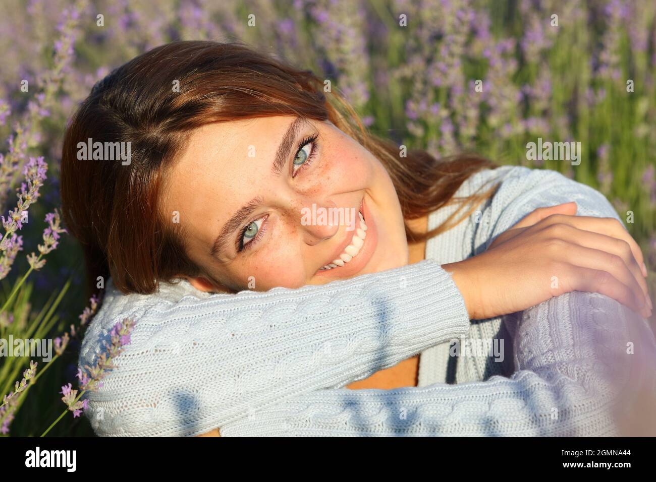 Ritratto di una bella donna felice sorridente guardandosi in campo di lavanda Foto Stock